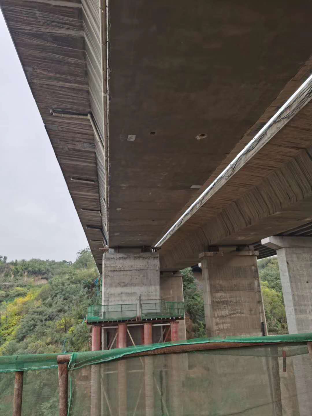 双塔桥梁加固前制定可行设计方案图并用对施工方法